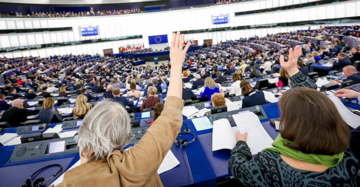 EP vyzval státy EU ke koordinovanému vyhoštění ruských diplomatů za Vrbětice
