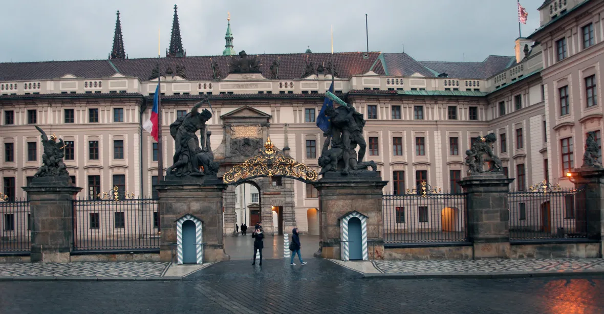 Pražský hrad se po více něž půl roce otevře veřejnosti. Policie však může provádět kontroly