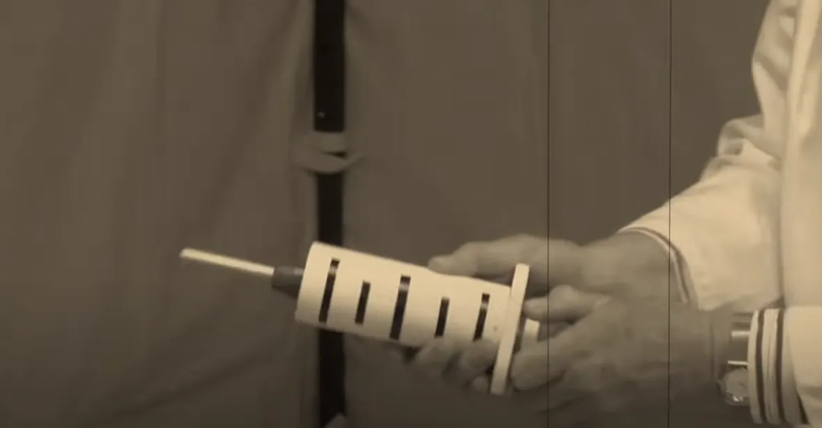 Nekorektní video očkovacího centra baví. Nechybí Bill Gates ani Volného flákanec