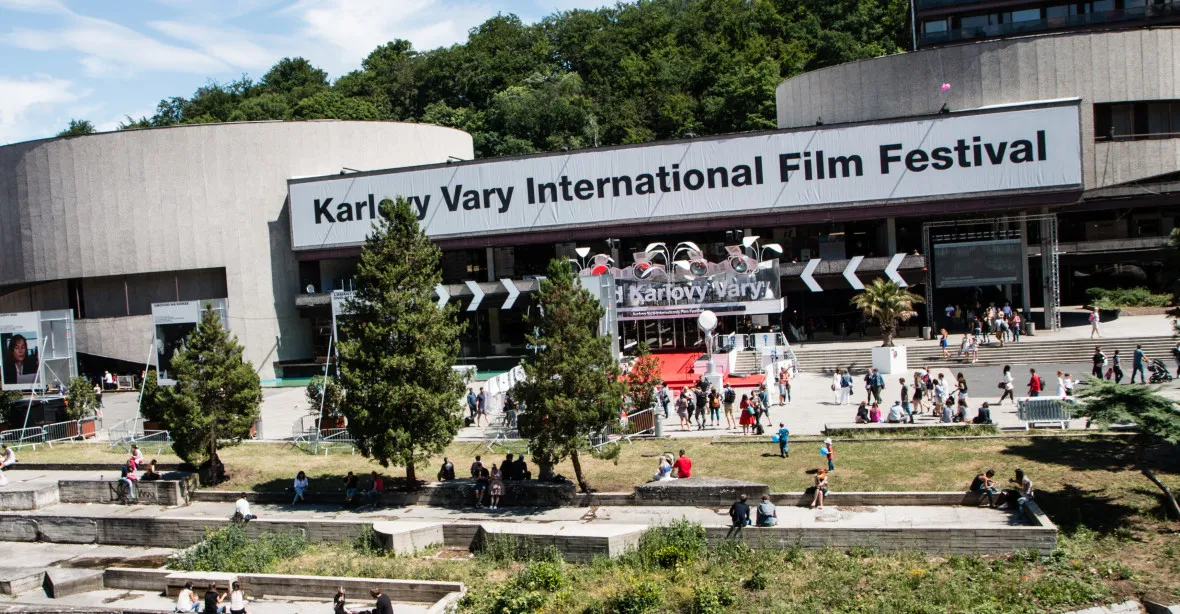 Filmový festival v Karlových Varech bude na konci srpna. Má mrkací logo
