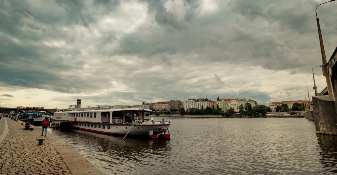 Praha se obává povodně. Uzavírá náplavky a vrata na Čertovce