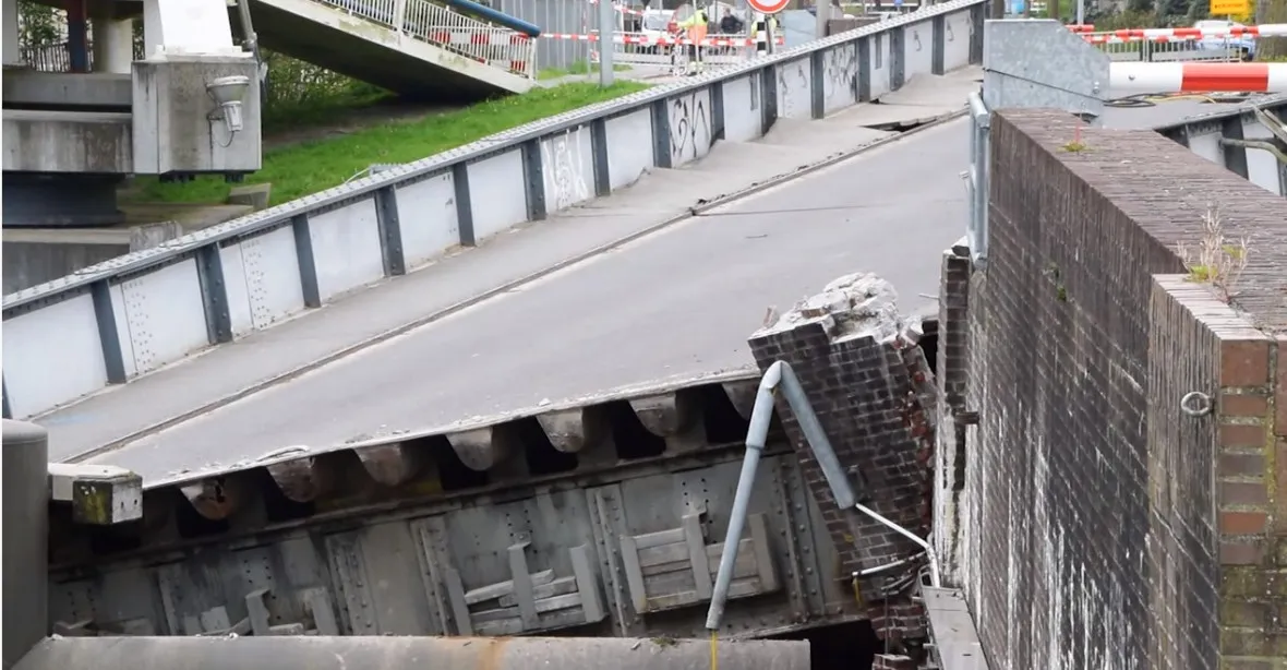 VIDEO: Obří loď s českým kapitánem pobořila most v Groningenu