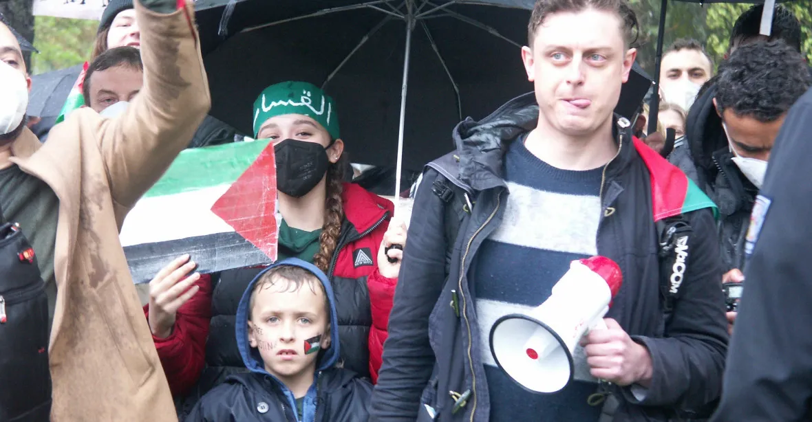 Policie prověřuje arabské nápisy na demonstraci před izraelskou ambasádou