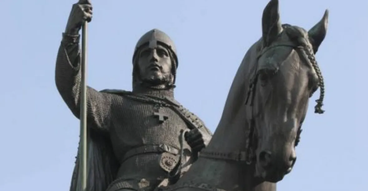 Muž přelepil sochu svatého Václava, památku zřejmě nepoškodil