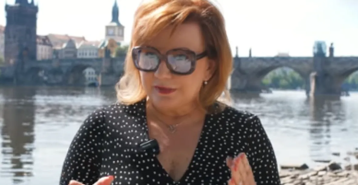 VIDEO: Schillerová u Vltavy obhajuje obří schodek. „Tupě škrtat jako Kalousek“ nehodlá