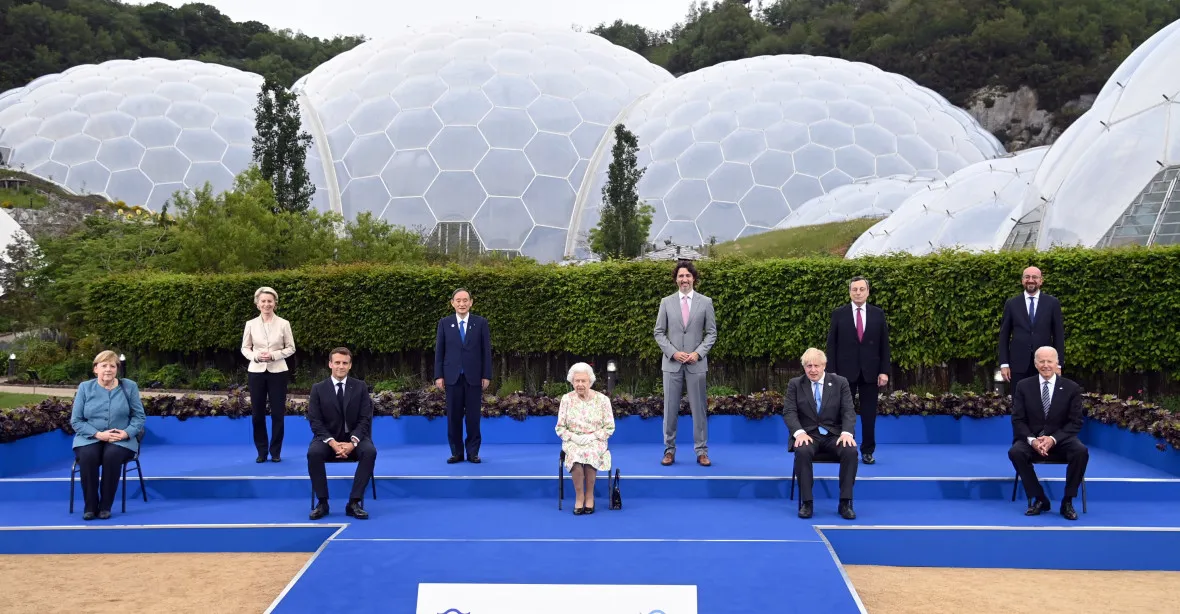VIDEO: Královna okouzlila prezidenty a premiéry. Na krájení dortu si vzala šavli