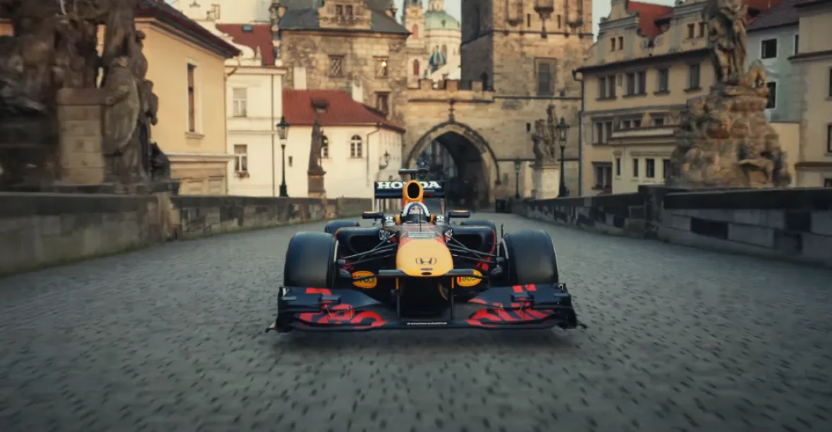 VIDEO: Formule RedBullu vyjela po Karlově mostě až do Bratislavy