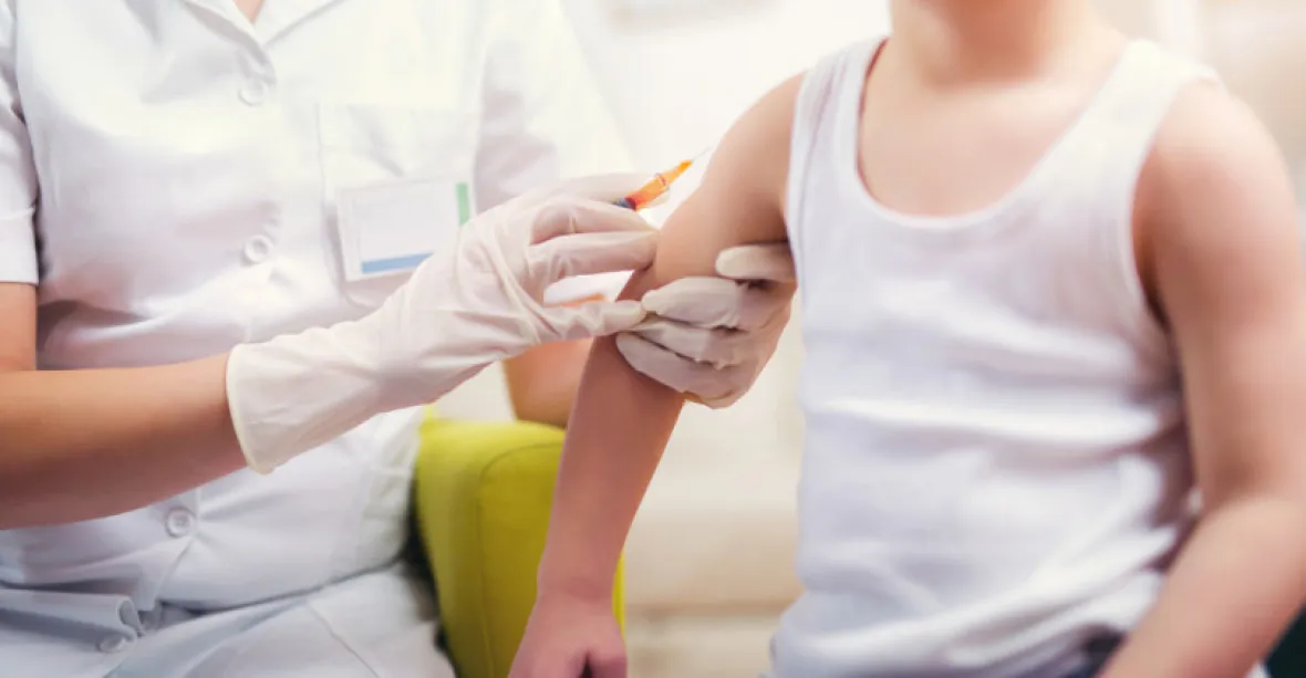 Bez souhlasu rodičů by se mohly očkovat i mladší děti. Případné spory musí řešit soud