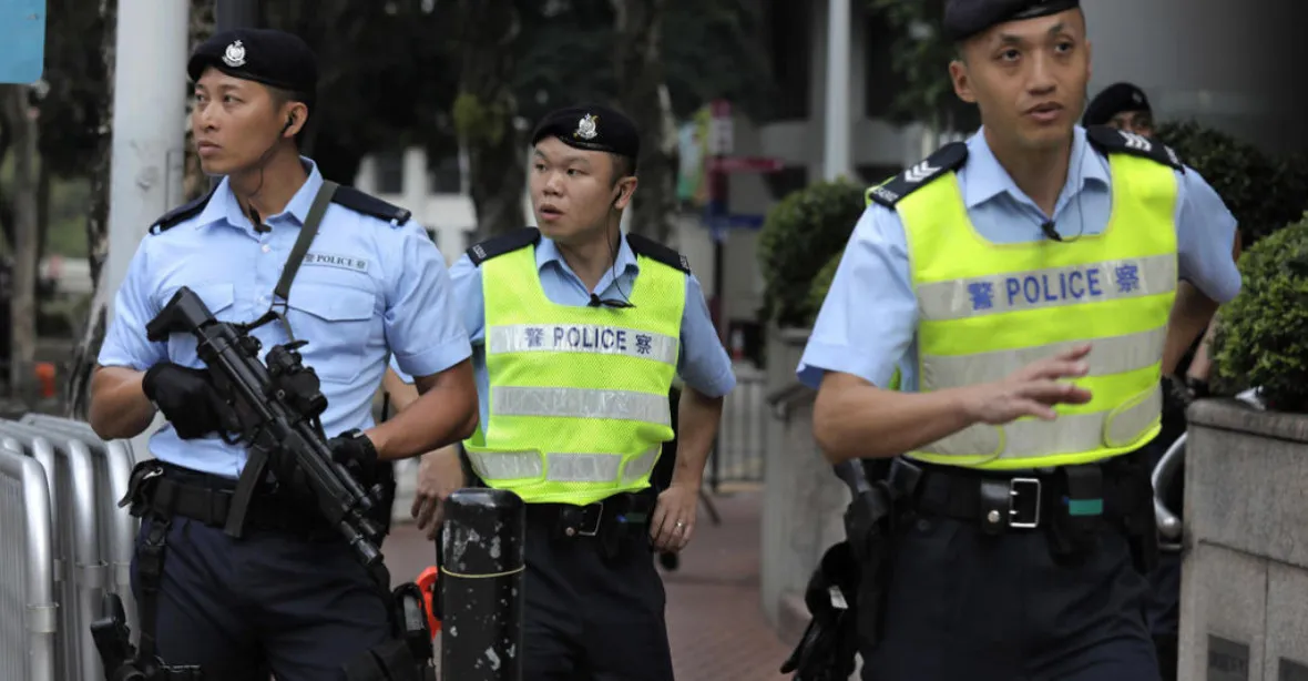 V Hongkongu zatkli vedení hlavního opozičního deníku. Policie obsadila redakci