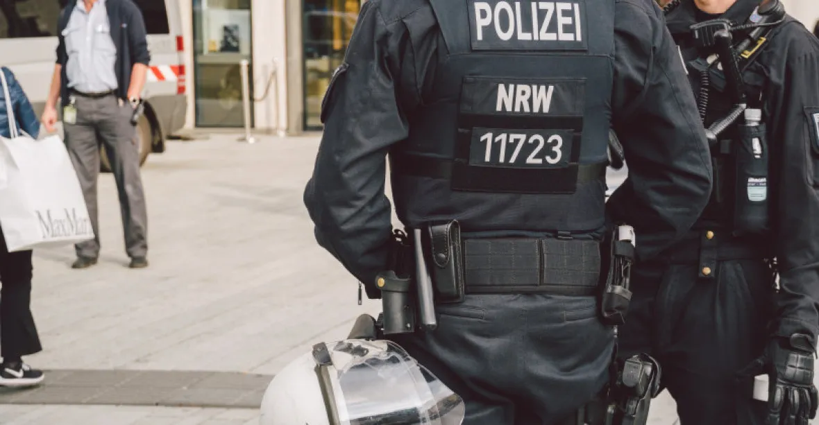 Dva mrtví po střelbě v Německu. Po šíleném útočníkovi pátrá speciální jednotka
