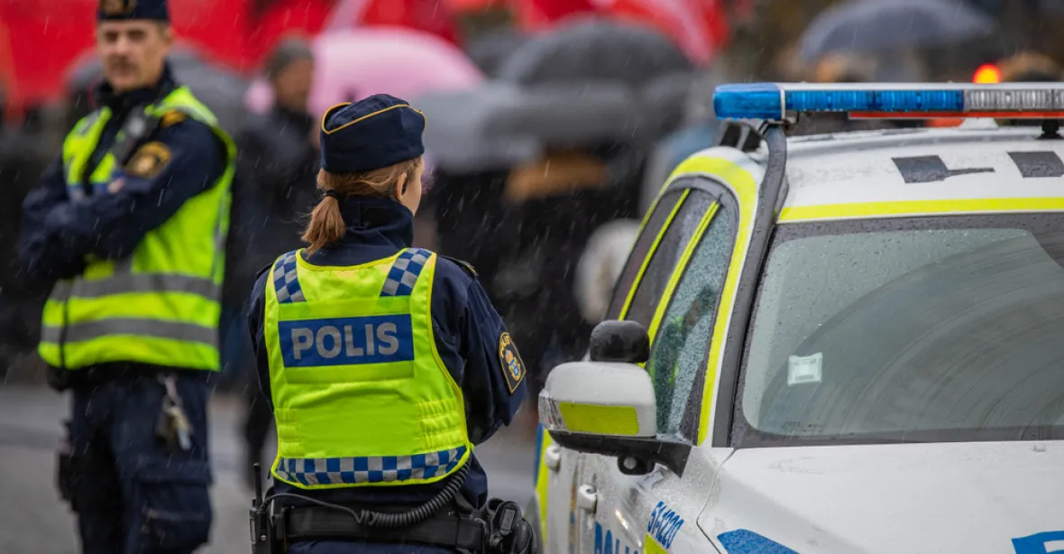 Švédského policistu zastřelil 17letý chlapec z divokého předměstí, tvrdí policie