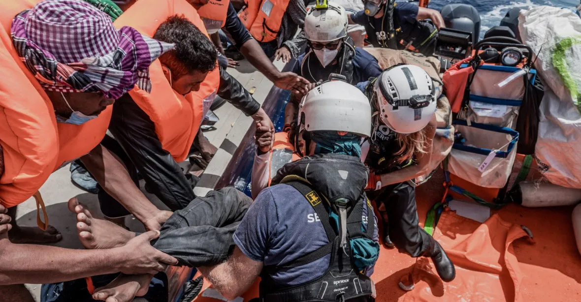 Loď Ocean Viking veze na 570 migrantů naloděných ve Středomoří
