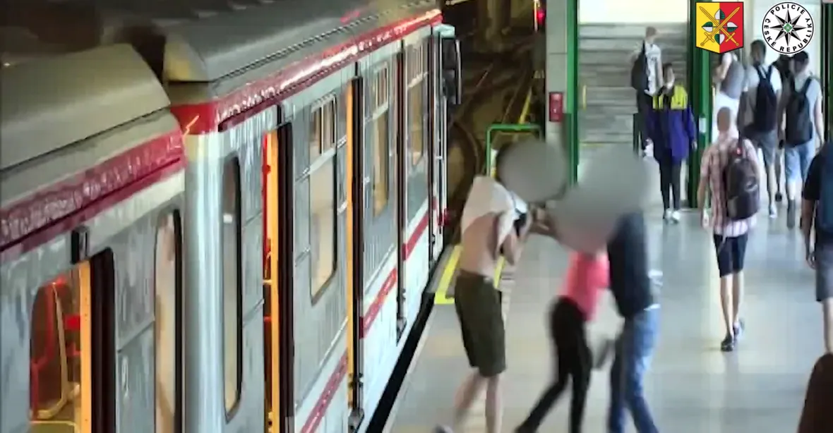 VIDEO: Cizinec v metru brutálně napadnul muže a ženu. Oběti utržily velmi vážná zranění