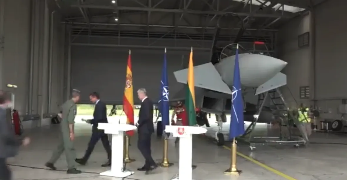 Akce NATO v přímém přenosu. Konferenci v Litvě přerušil přelet ruských letadel