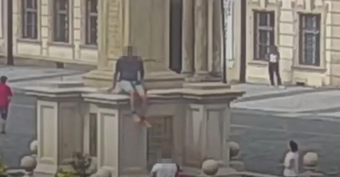VIDEO: Kousek za 20 000. Podnapilý muž se s pomocí kamaráda drápal na Mariánský sloup