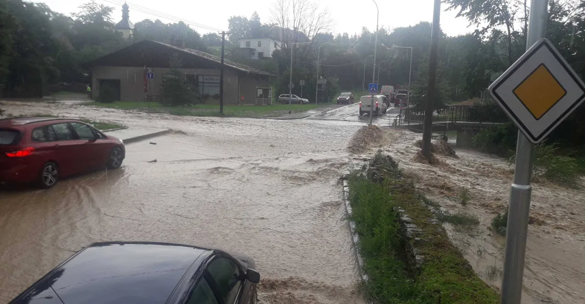 Intenzivní déšť zvedl hladiny řek na severu Česka. Spadlo i 130 litrů vody na metr