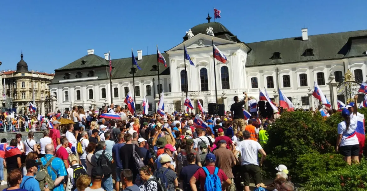 VIDEO: V Bratislavě protestují proti covidovým opatřením. Mezi Slováky se tyčí i česká vlajka