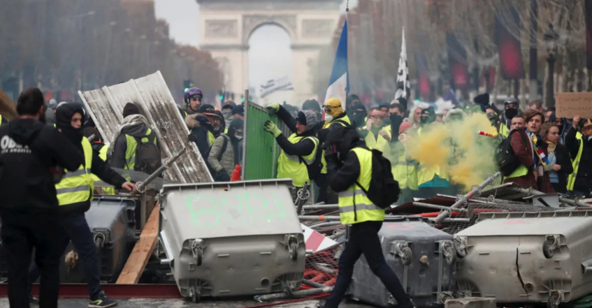 Ve Francii je letos už více násilných činů než v období protestů žlutých vest