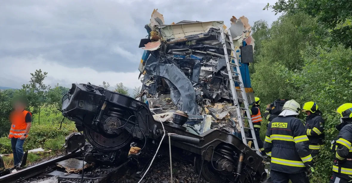 Tři mrtví a desítky zraněných po čelní srážce vlaků u Domažlic