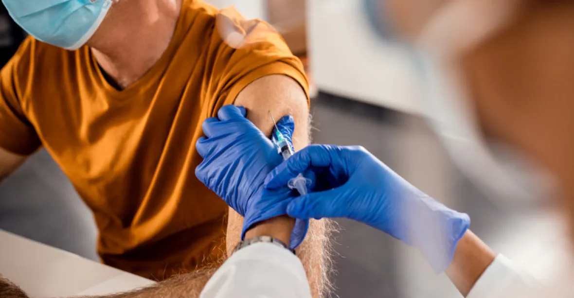Očkování v Česku naráží na strop a zpomaluje