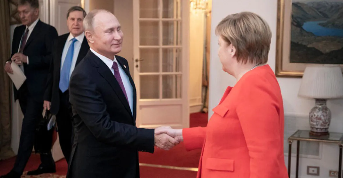 Merkelová se jede rozloučit s Putinem