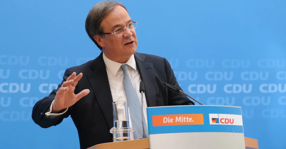 CDU se bojí debaklu. Její poslanci chtějí měsíc do voleb vyměnit Lascheta