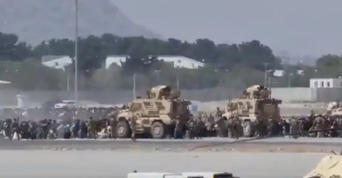 Útok na vojáky střežící letiště v Kábulu. Zemřel afghánský strážce