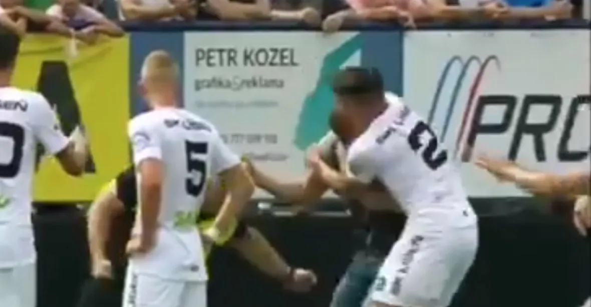 VIDEO: Drama v derby. Fanoušek vnikl na hřiště, hráč ho kravatou poslal k zemi
