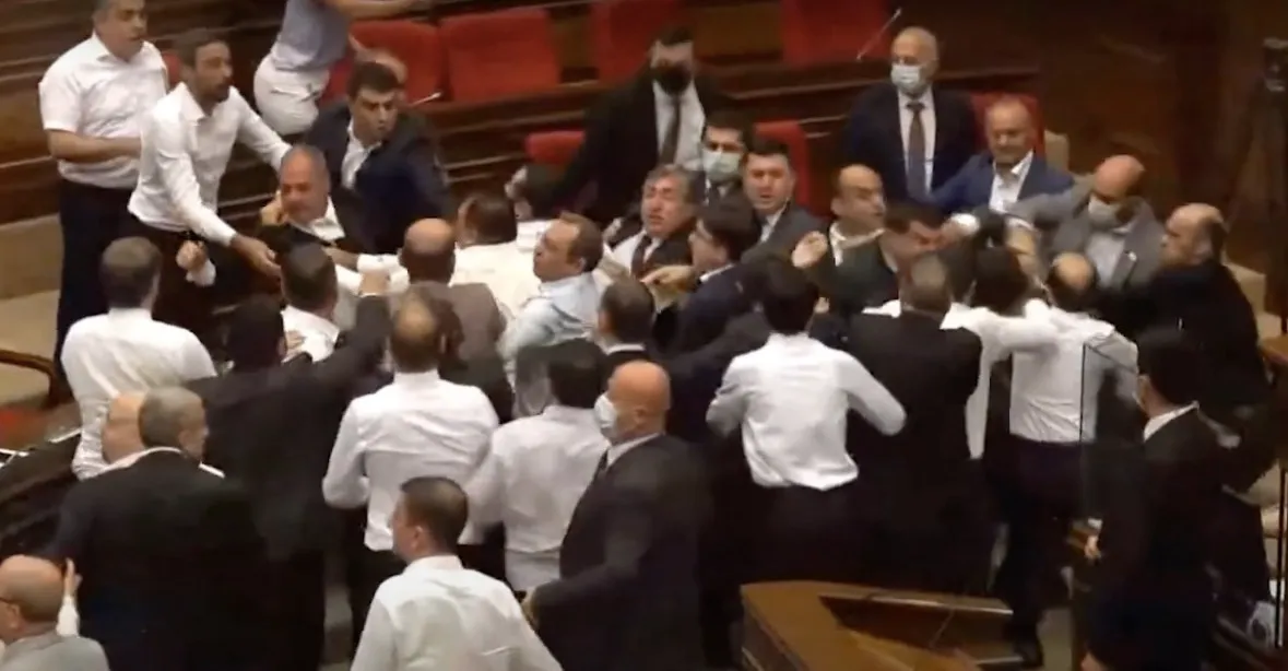 VIDEO: Horší než Volného flákanec. Schůzi parlamentu přerušila hromadná rvačka