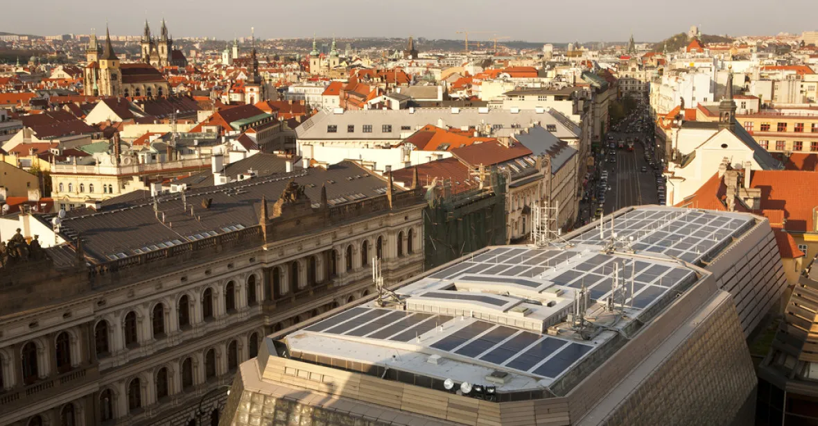 Praha chce vybudovat sluneční elektrárnu, panely plánuje na 20 tisíc budov