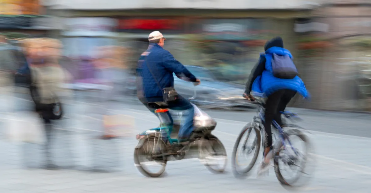 Tragická srážka dvou cyklistů. Starší muž jedoucí na elektrokole zemřel