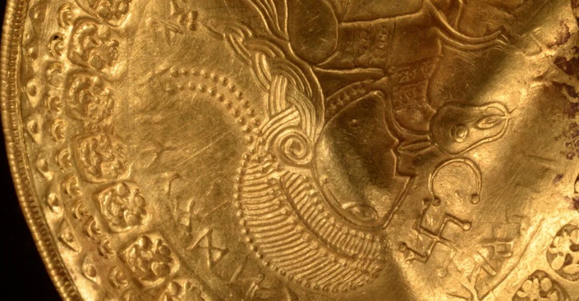 Archeolog amatér našel 1500 let starý zlatý poklad s neznámými symboly