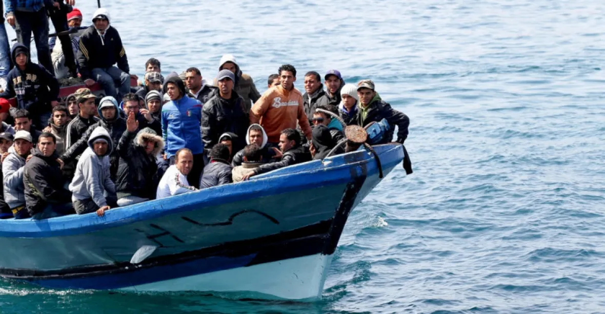 Velká Británie bude vracet migranty z člunů do Evropy. „Nebudeme akceptovat vydírání,“ říká Francie