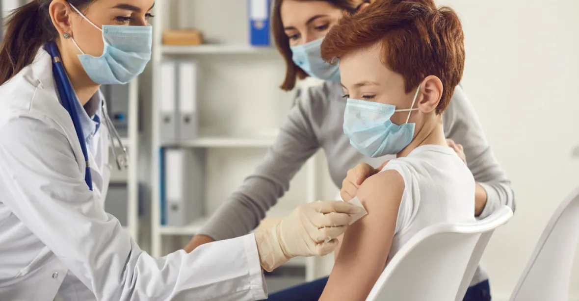 Plošné očkování dětí zatím neumožníme, říká ministerstvo zdravotnictví. Na Slovensku už začalo