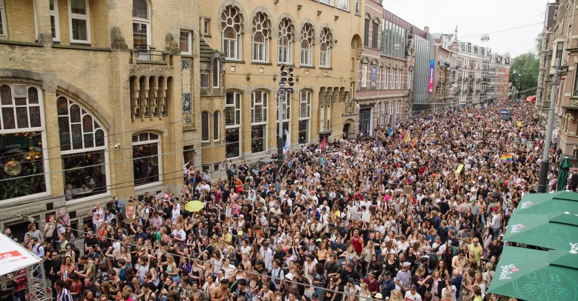 Nizozemci protestovali proti covidovým omezením v kultuře. Ulice měst se proměnily ve velkou párty