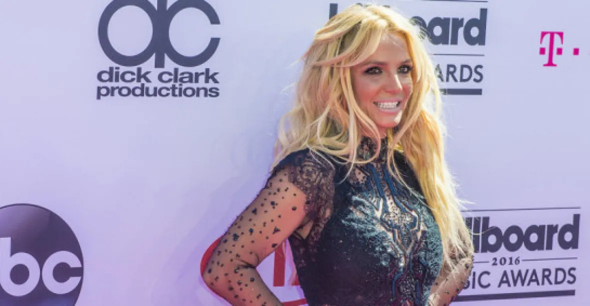 Nesvéprávná zpěvačka Britney Spearsová se zasnoubila, oznámila to videem
