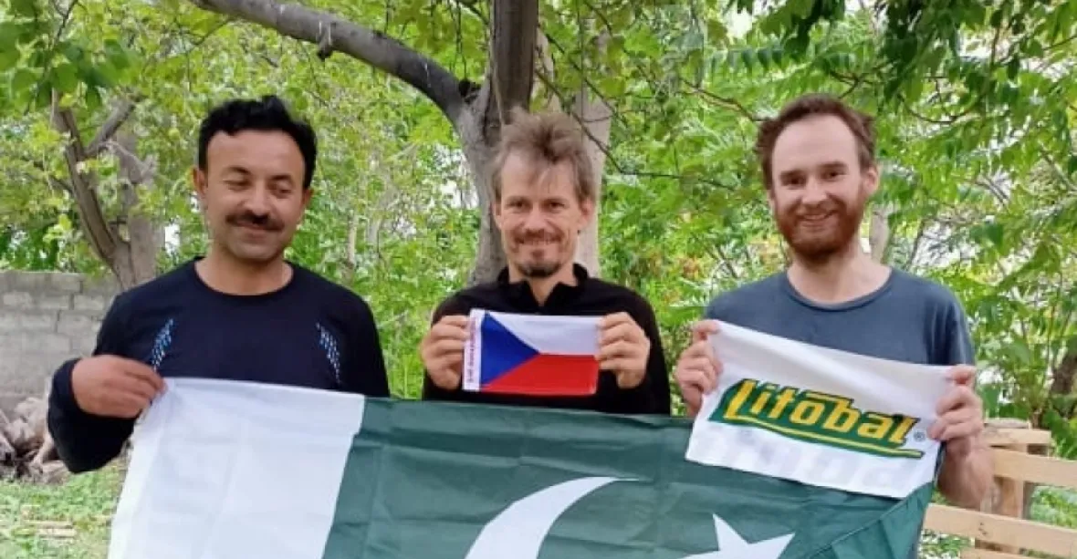 Pákistánský vrtulník zachránil dva české horolezce a jejich místního kolegu