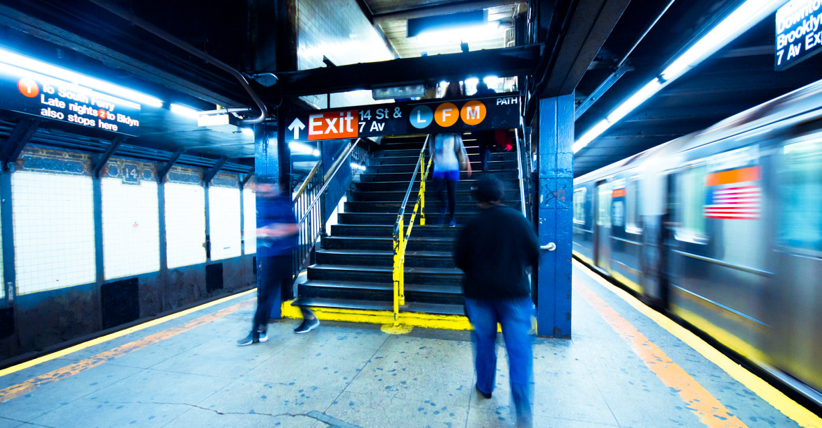 VIDEO: Muž v metru surově skopl ženu ze schodů
