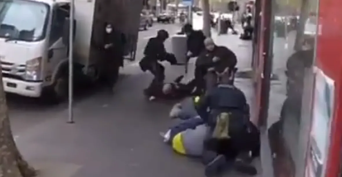VIDEO: Zaklekávání, smýkání po zemi, rozehnaný pohřeb. Brutální lockdown v praxi