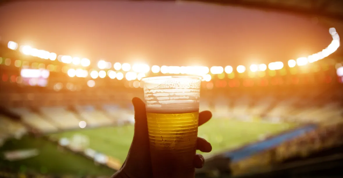 Pivo se může vrátit na fotbalové tribuny v Británii. 36 let po masakru v Bruselu