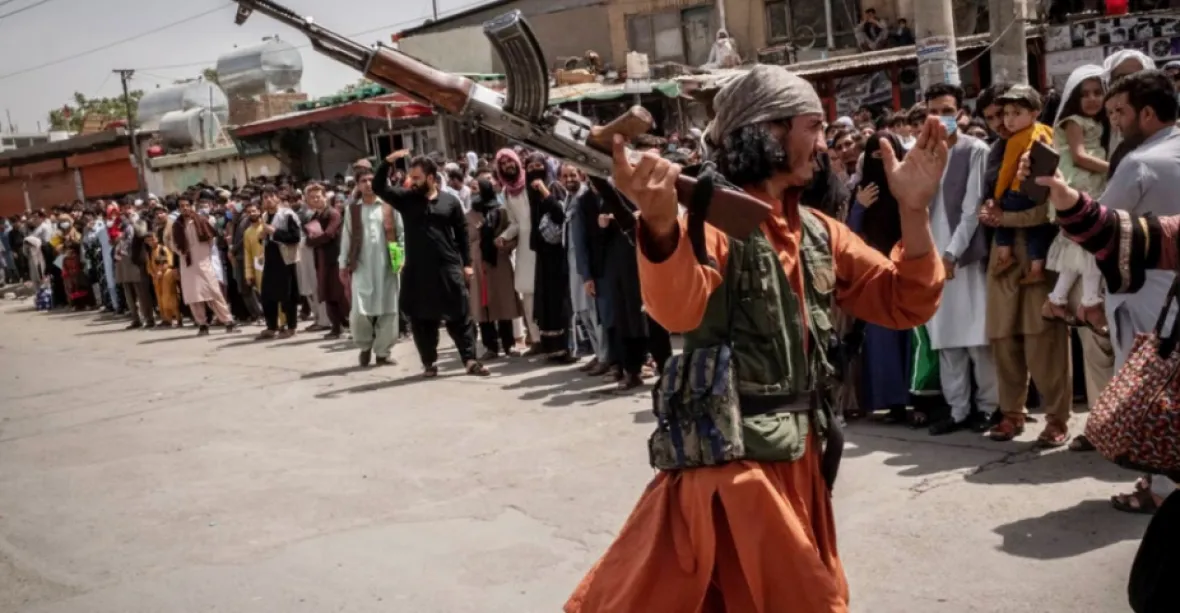 VIDEO: Tálibán pověsil na jeřáb v Herátu mrtvé tělo