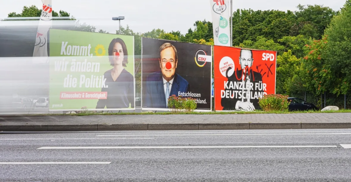 O výhru v německých volbách se popere SPD s CDU/CSU. Dělí je procento