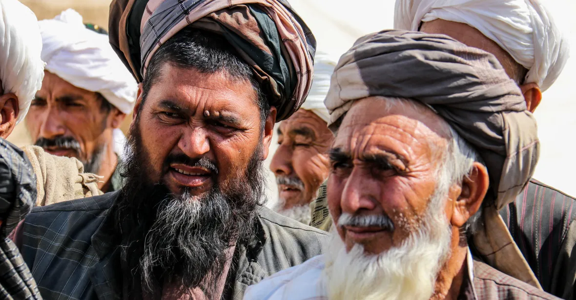 Tálibán zakázal stříhat vousy. Odporuje to islámu