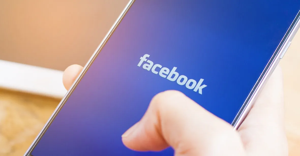 Závisláci si mohou oddechnout. Facebook i Instagram po celosvětovém výpadku opět fungují