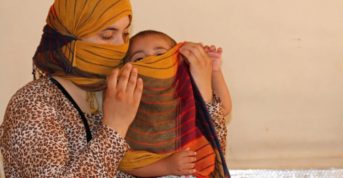 Německo a Dánsko přivezly ze syrského zajateckého tábora ženy Islámského státu a jejich děti