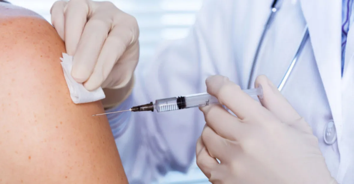 Devět Čechů žádá až 100 milionů odškodné za komplikace s očkováním