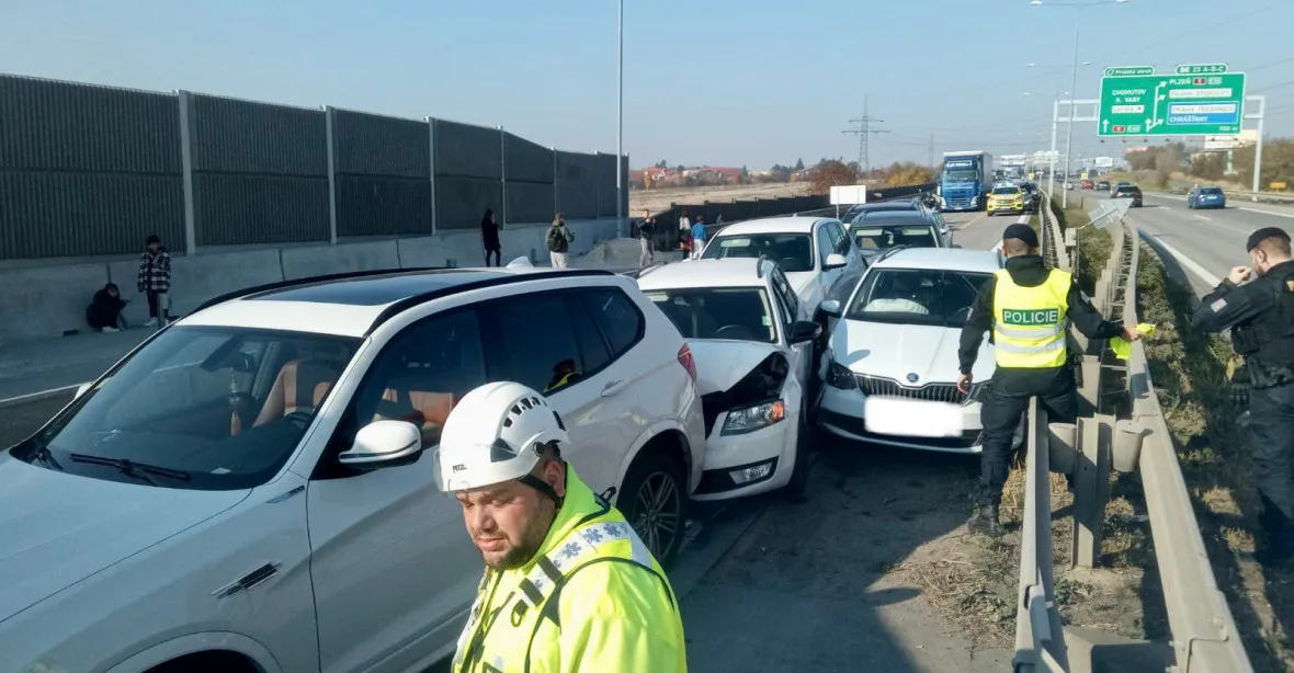 Osm aut v sobě. Havárie na Pražském okruhu se obešla bez zraněných
