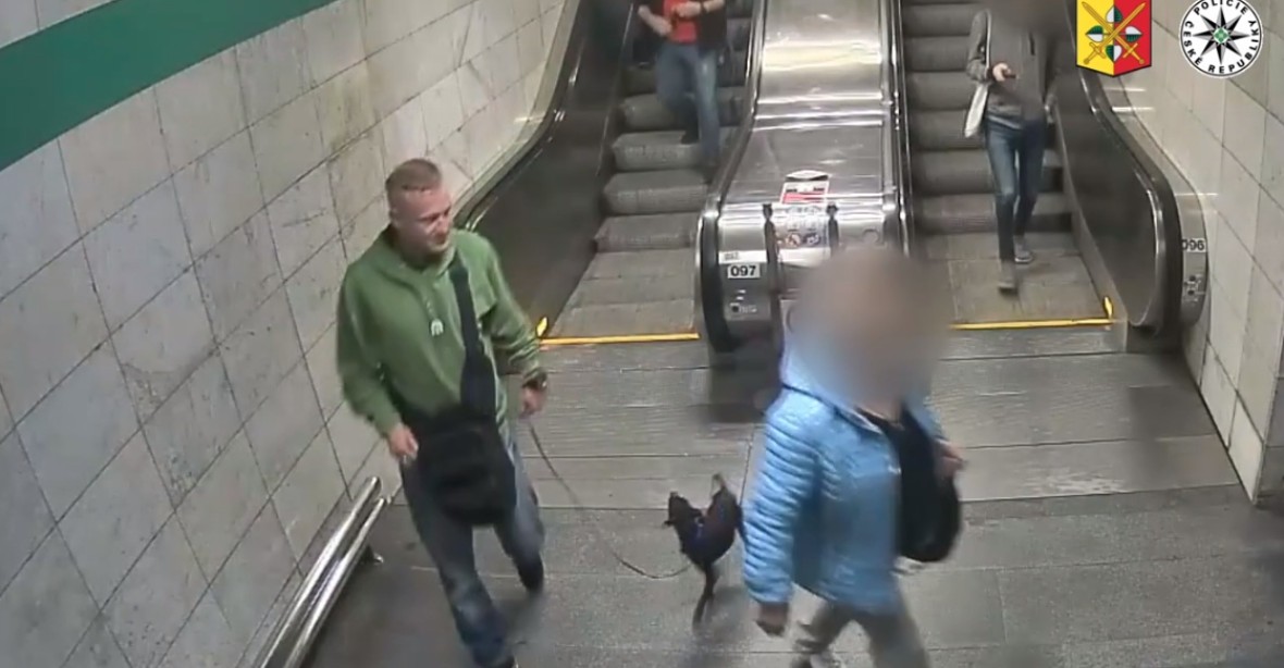Trojice mužů ukradla v metru psa spícímu cestujícímu, hledá je policie