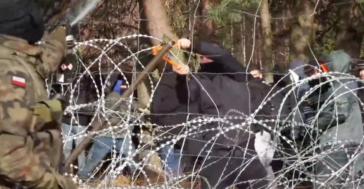 VIDEO: Stovky migrantů se pokoušely prostříhat z Běloruska do Polska. Armáda použila slzný plyn