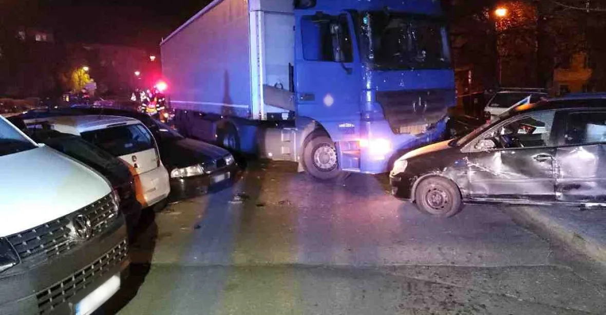 Kamion ve Znojmě vyjel ze silnice, naboural 14 dalších aut
